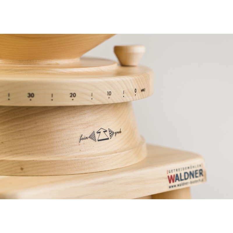 Mulino con macina a pietra per farine...