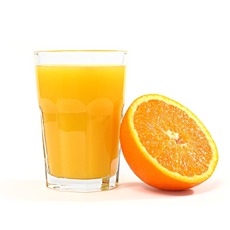 immagine di un bicchiere di succo d'arancia e mezza arancia Tarocco Bio appoggiata al bicchiere