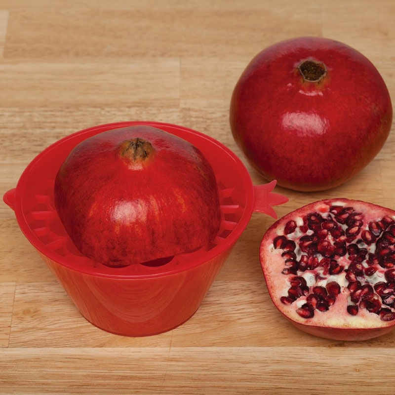 immagine del sgranatore pratico per melagrana, togli arilli senza il coperchio , con melagrana
