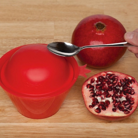 immagine del sgranatore pratico per melagrana, togli arilli senza il coperchio , con dimostrazione del procedimento