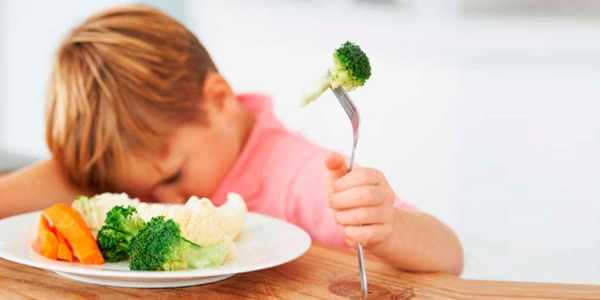 Bambini che non Mangiano Frutta e Verdura: 10 Trucchi per Aiutarli