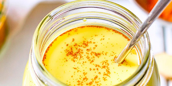 Ricetta crudista del latte d'oro alla curcuma