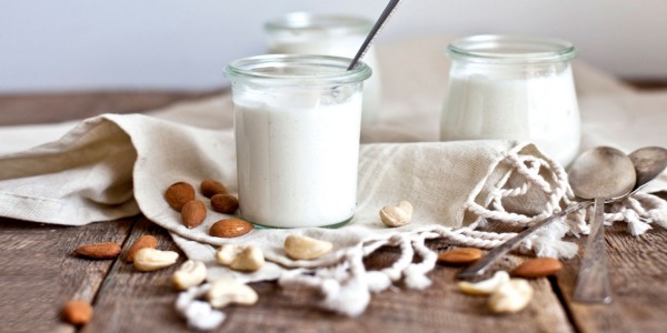 Yogurt vegetale di mandorla: la ricetta per farlo in casa