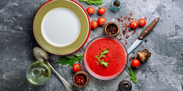 Gazpacho ricetta originale a crudo senza uso del frullatore. Alternativa gustosa e salutare