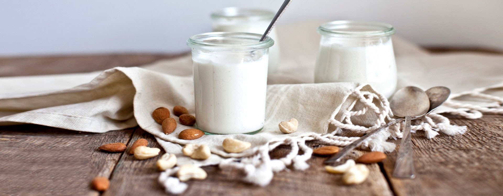 Yogurt vegetale di mandorla: la ricetta per farlo in casa