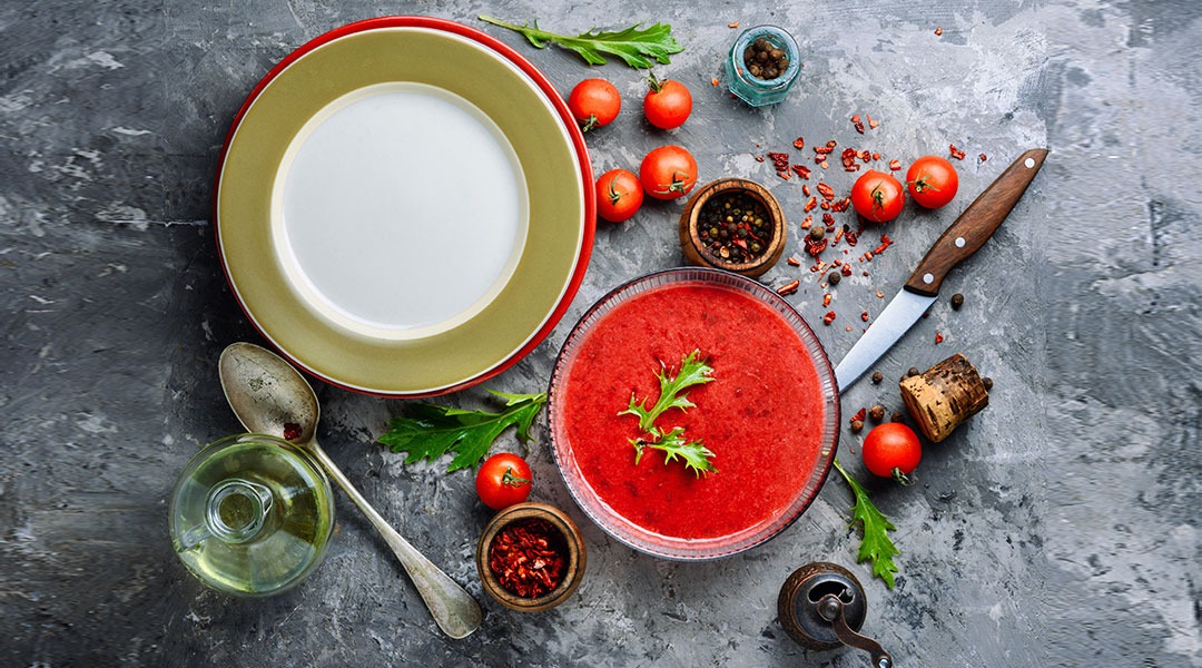 Gazpacho ricetta originale a crudo senza uso del frullatore. Alternativa gustosa e salutare